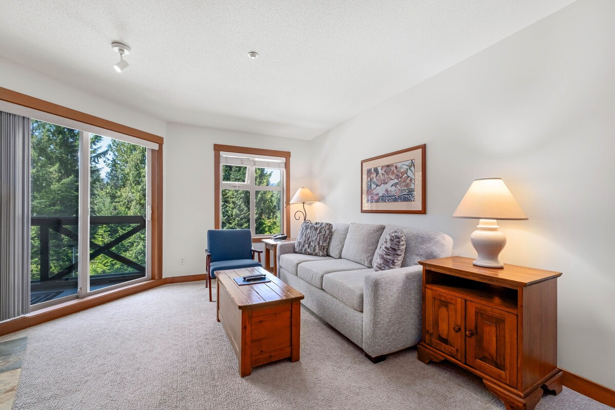 #311 Lost Lake 1 Bedroom | บริเวณนั่งเล่น | ทีวีจอแบน 40 นิ้ว พร้อมช่องเคเบิล, เตาผิง