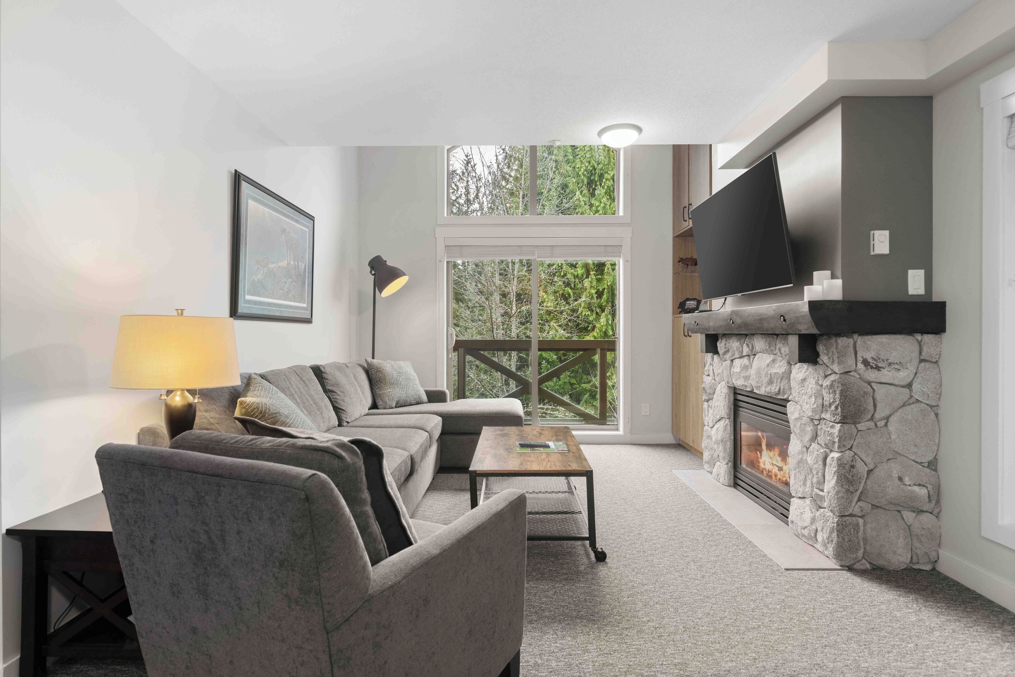 #305 Lost Lake 2 Bedroom | Woonruimte | Een 40-inch flatscreentelevisie met kabelzenders en een open haard