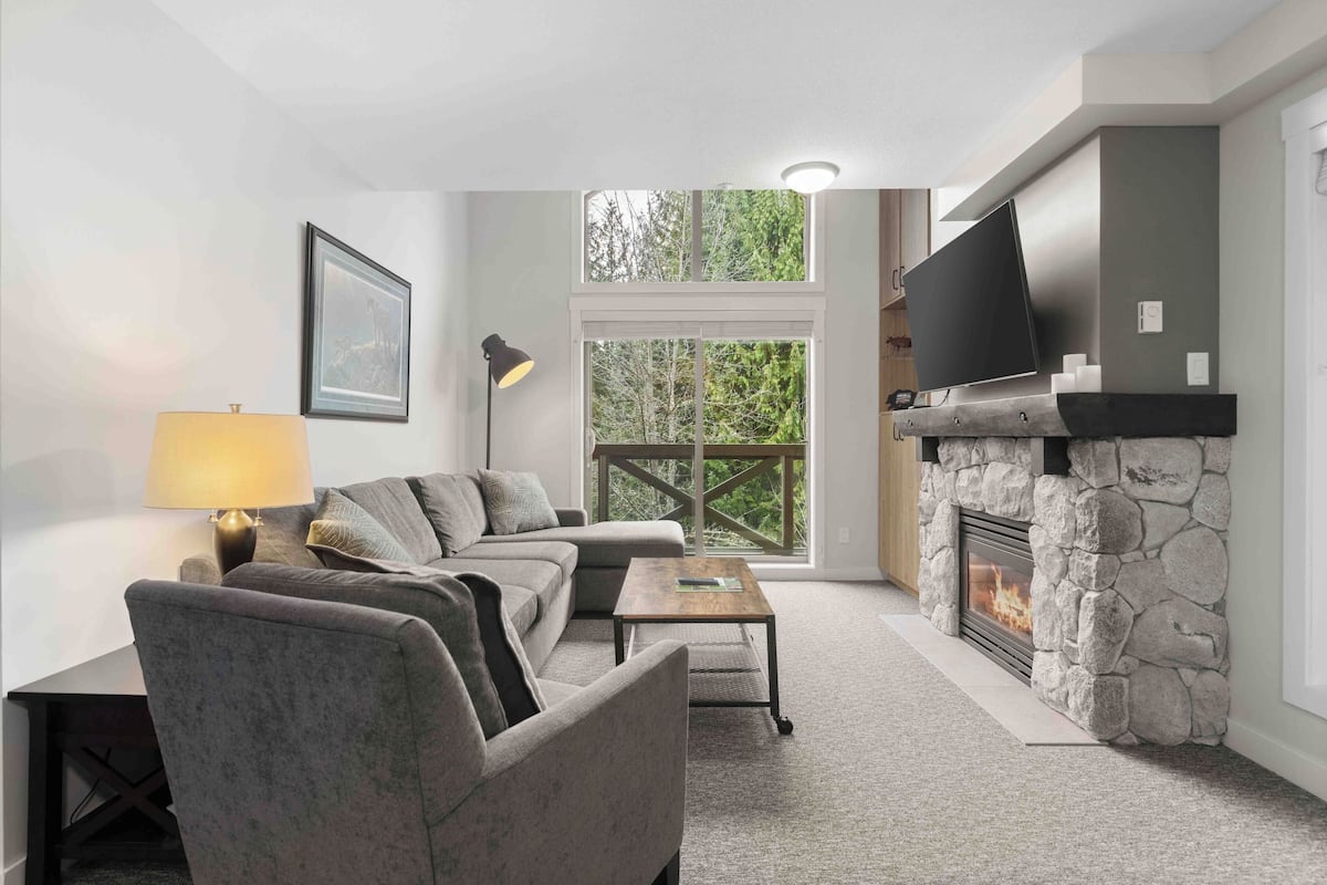 #305 Lost Lake 2 Bedroom | Ruang tamu | 40 inci televisyen skrin rata dengan kabel, pendiangan