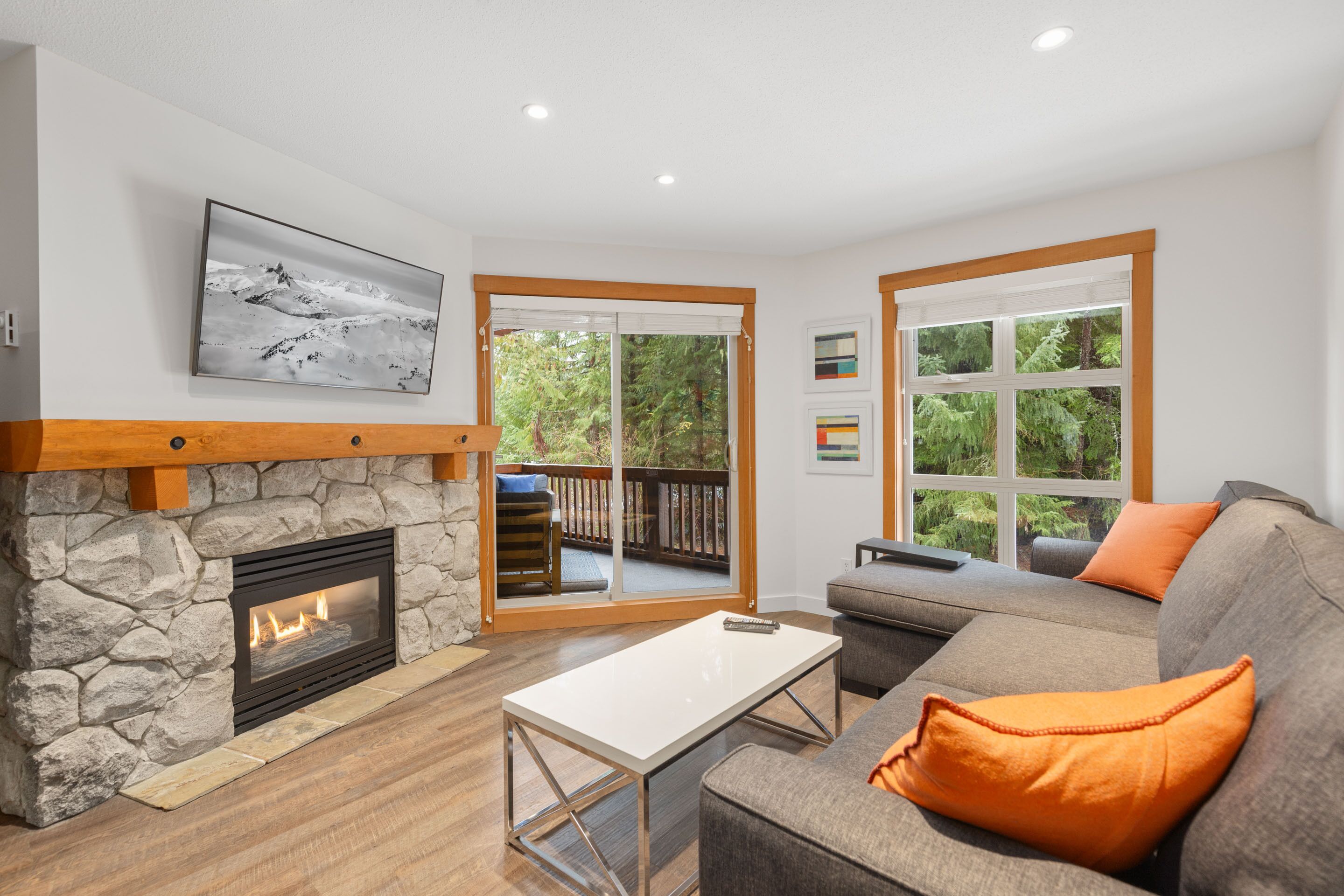 Suite Deluxe, 2 habitaciones | Área de sala de estar | Televisión de pantalla plana de 40 pulgadas con canales por cable 