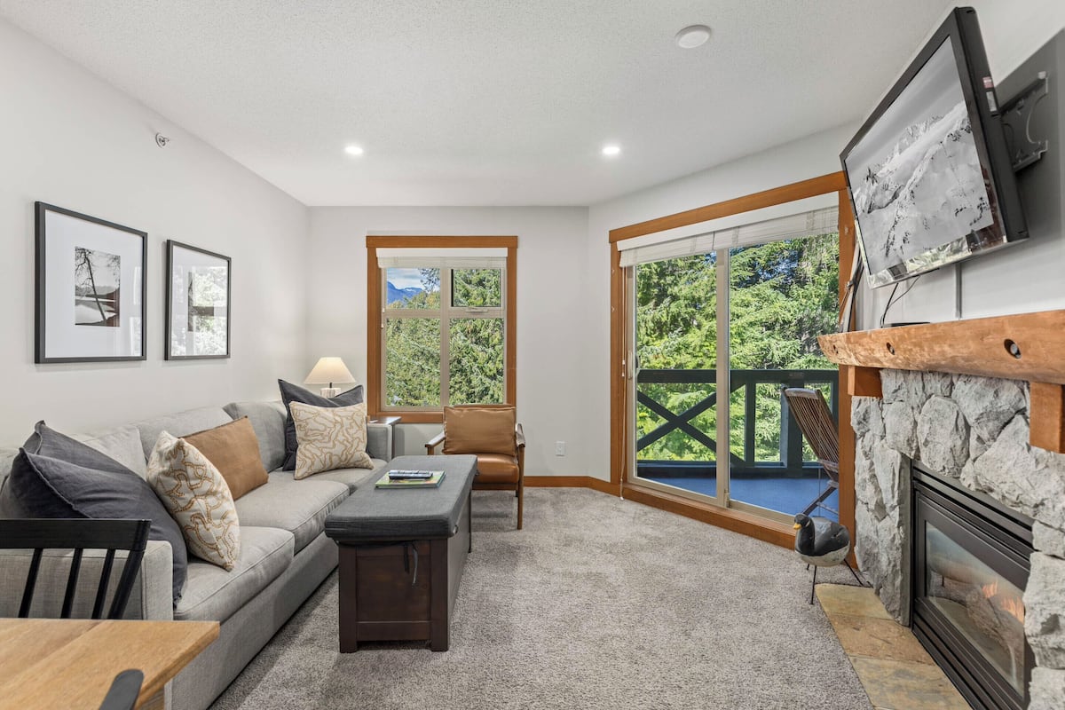 #526 Lost Lake 2 Bedroom | Living area | 40-inch flat-screen TV with cable channels, fireplace