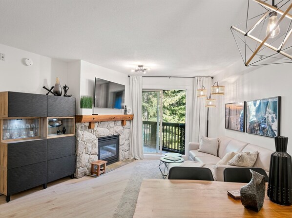 Télévision à écran plat de 40 pouces avec chaînes par câble, cheminée