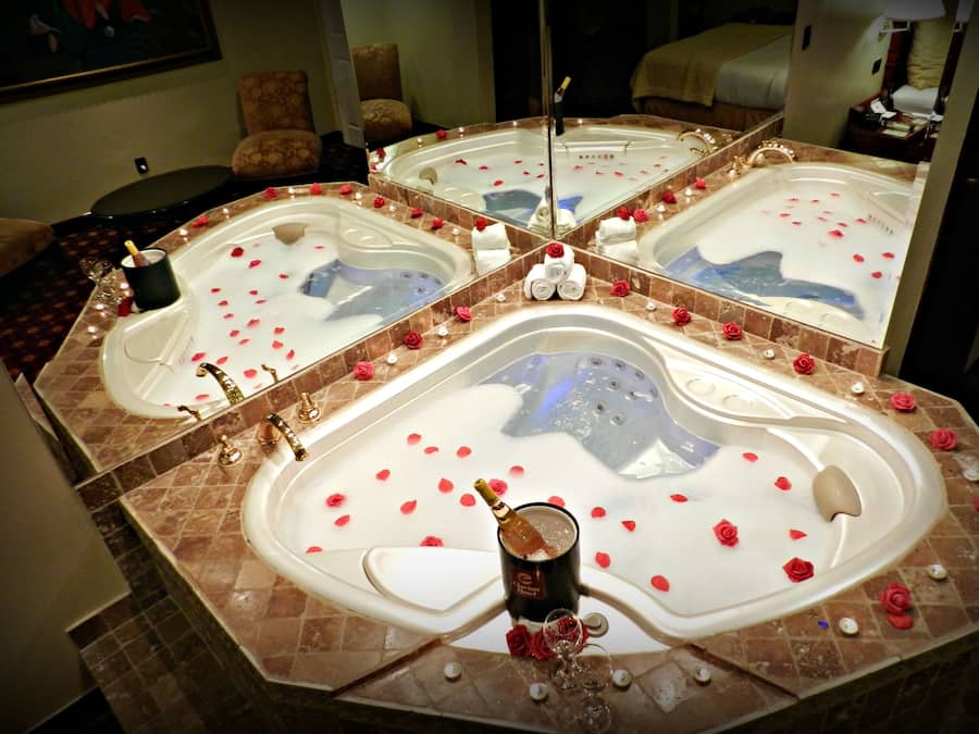 Quarto empresarial, 2 camas Queen, para não fumantes | Banheiro | Chuveiro, secador de cabelo, toalhas de banho