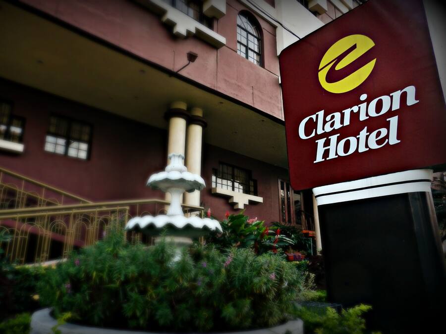 Een hotelschilt met de naam 'Clarion Hotel'.