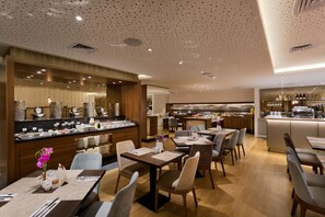 Daily to-go breakfast for a fee - Sea Tower by Isrotel Design (Tel Aviv)