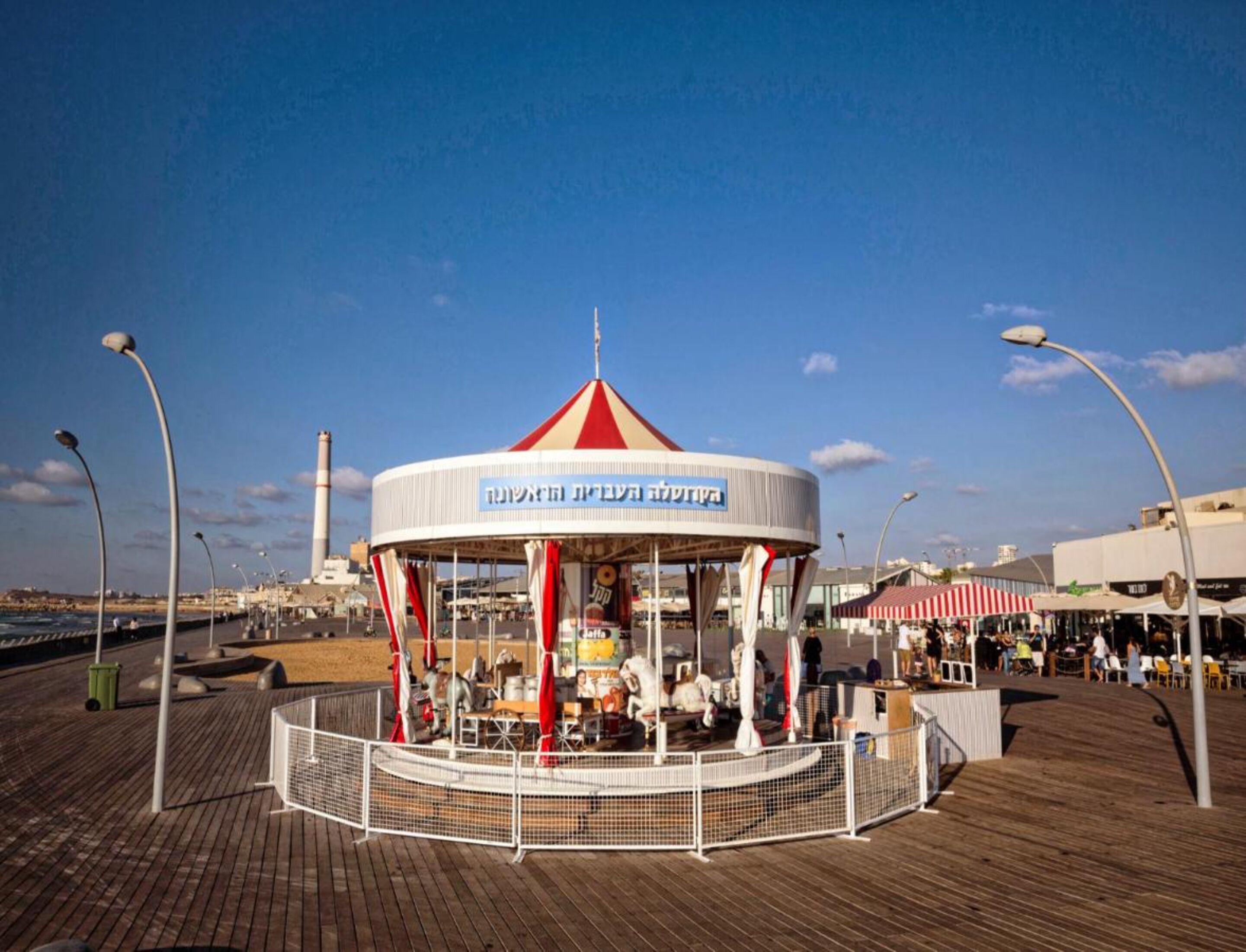 beach nearby, white sand, beach towels