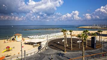 Plage à proximité, sable blanc, serviettes de plage