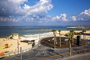 Una playa cerca, arena blanca, toallas de playa