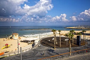 Beach nearby, white sand, beach towels