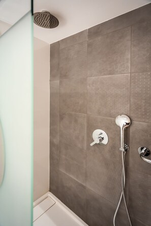 Suite | Salle de bain | Sèche-cheveux, serviettes fournies