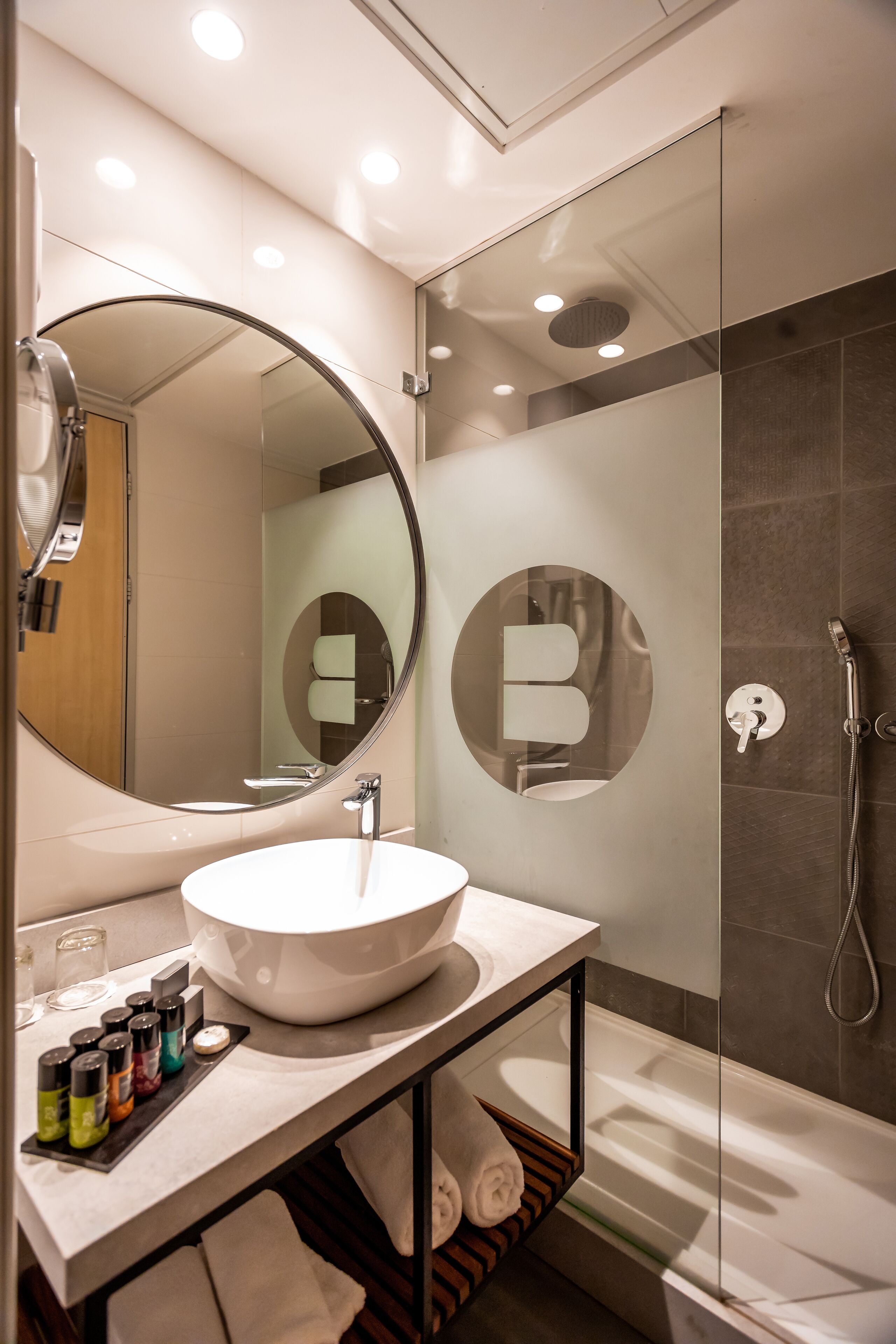 deluxe room | bathroom | hair dryer, towels
