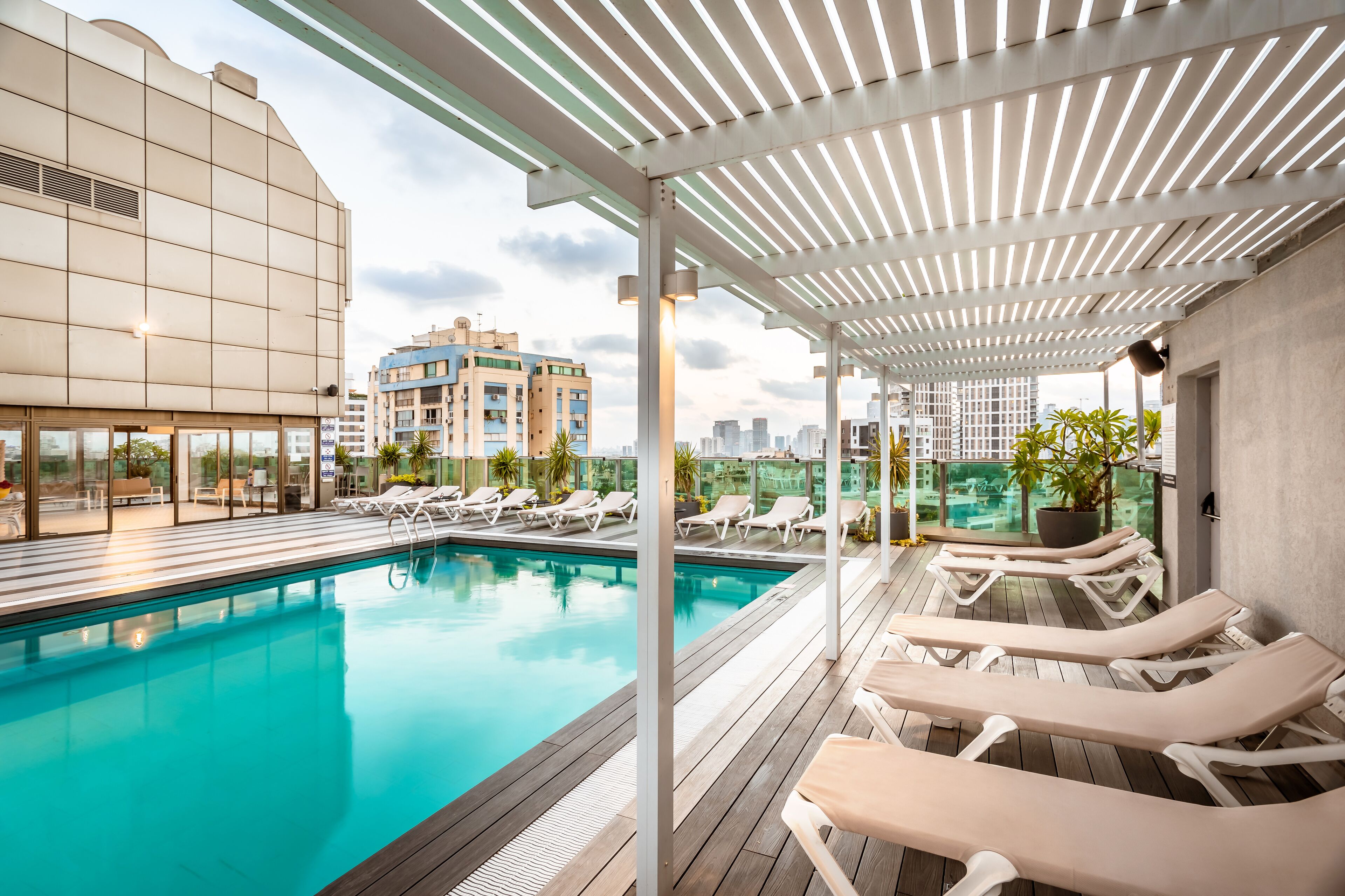 Alberca al aire libre, sombrillas en la alberca y camastros 