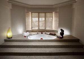 Deep soaking bathtub