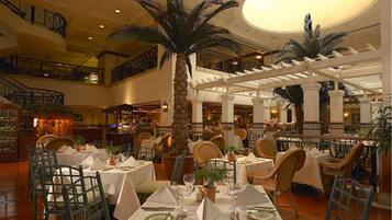 2 restaurants; breakfast, lunch, dinner and brunch served