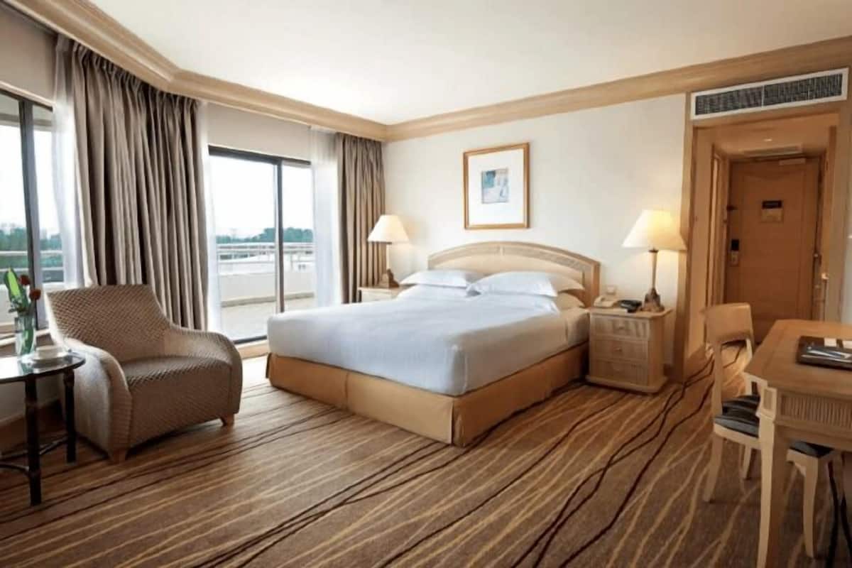 Minibar, in-room safe, desk, laptop workspace