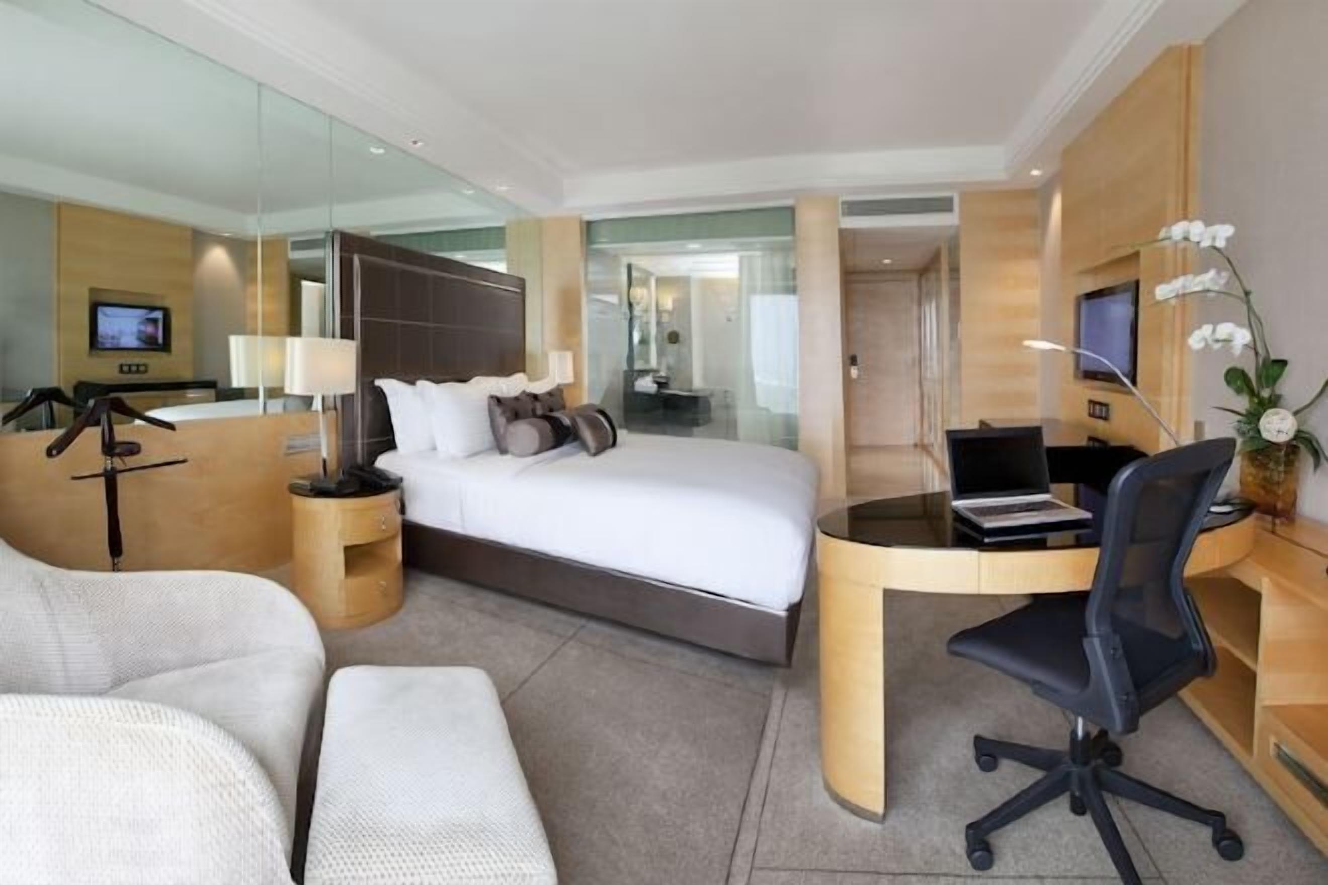 Minibar, caja de seguridad en la habitación y escritorio 