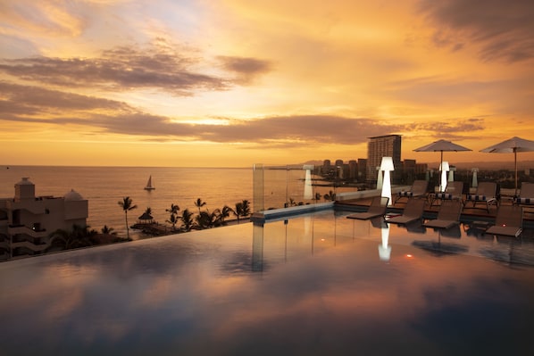 Una piscina al aire libre, cabañas de piscina gratuitas, sombrillas