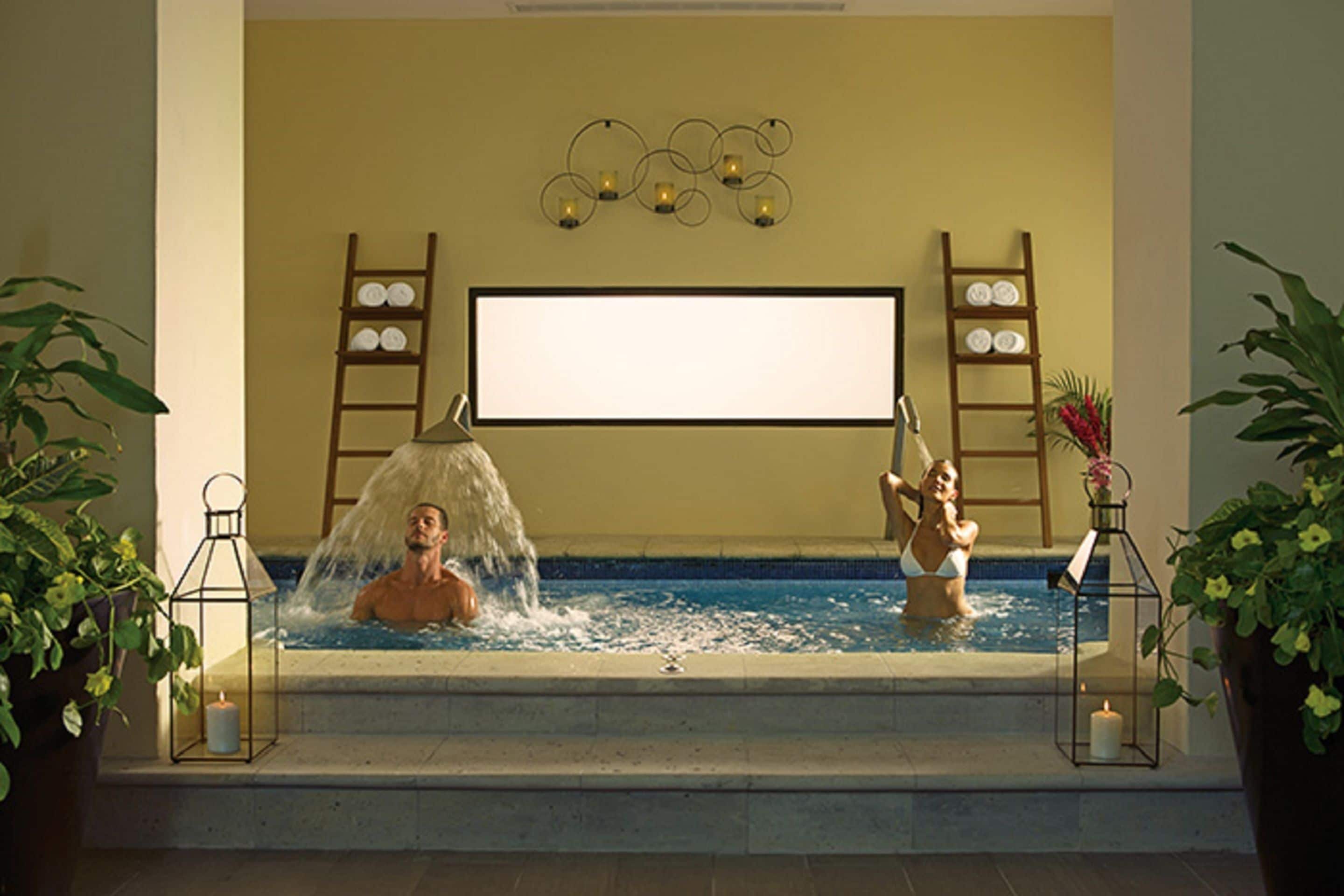 Un área de spa con un jacuzzi, dos escaleras y estantes empotrados.