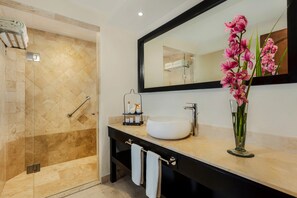 Shower, rainfall showerhead, free toiletries, hair dryer - Dreams Los Cabos Suites Golf Resort & Spa - All Inclusive (San José del Cabo)