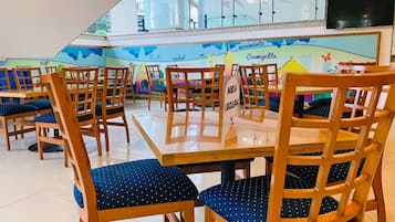 Phục vụ bữa sáng, bữa trưa, bữa tối, món địa phương và quốc tế