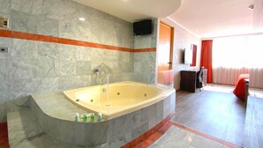 Presidential Studio Suite | Peti besi dalam bilik, meja, kalis bunyi, seterika/papan seterika 