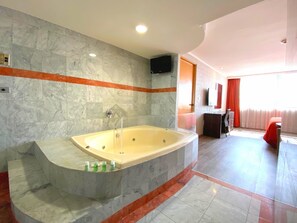 2 habitaciones, caja de seguridad en la habitación y escritorio 