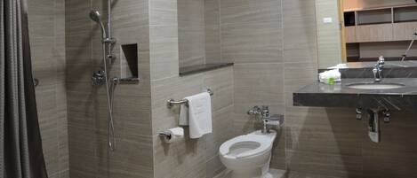Un baño moderno con ducha, inodoro y lavabo.