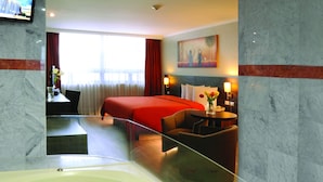 Presidential Studio Suite | Peti besi dalam bilik, meja, kalis bunyi, seterika/papan seterika 