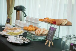 Un buffet proposant divers pâtisseries et un coin café.