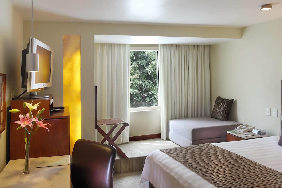 Standard (Standard Room Double Beds) | Peralatan tempat tidur premium, peti besi dalam bilik, meja