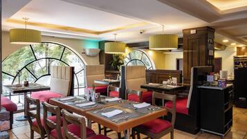 Se sirven desayunos, comidas, cenas y cocina mexicana