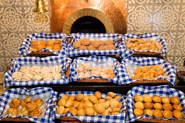 Daily buffet breakfast (MXN 320 per person)