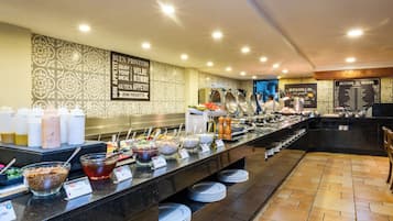 Daily buffet breakfast (MXN 320 per person)