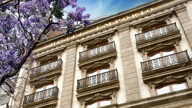 Un edificio histórico que alberga un hotel, un restaurante y una galería.