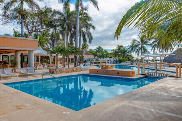 Outdoor pool - PA Beach Club & Hotel (Puerto Aventuras)