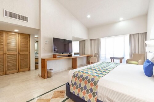 PA Beach Club & Hotel