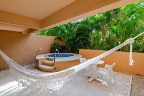 Tina de hidromasaje al aire libre