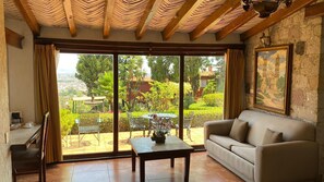 Quarto casal júnior, 1 cama King, vista para o jardim | 1 quarto, cofres nos quartos, individualmente decorados