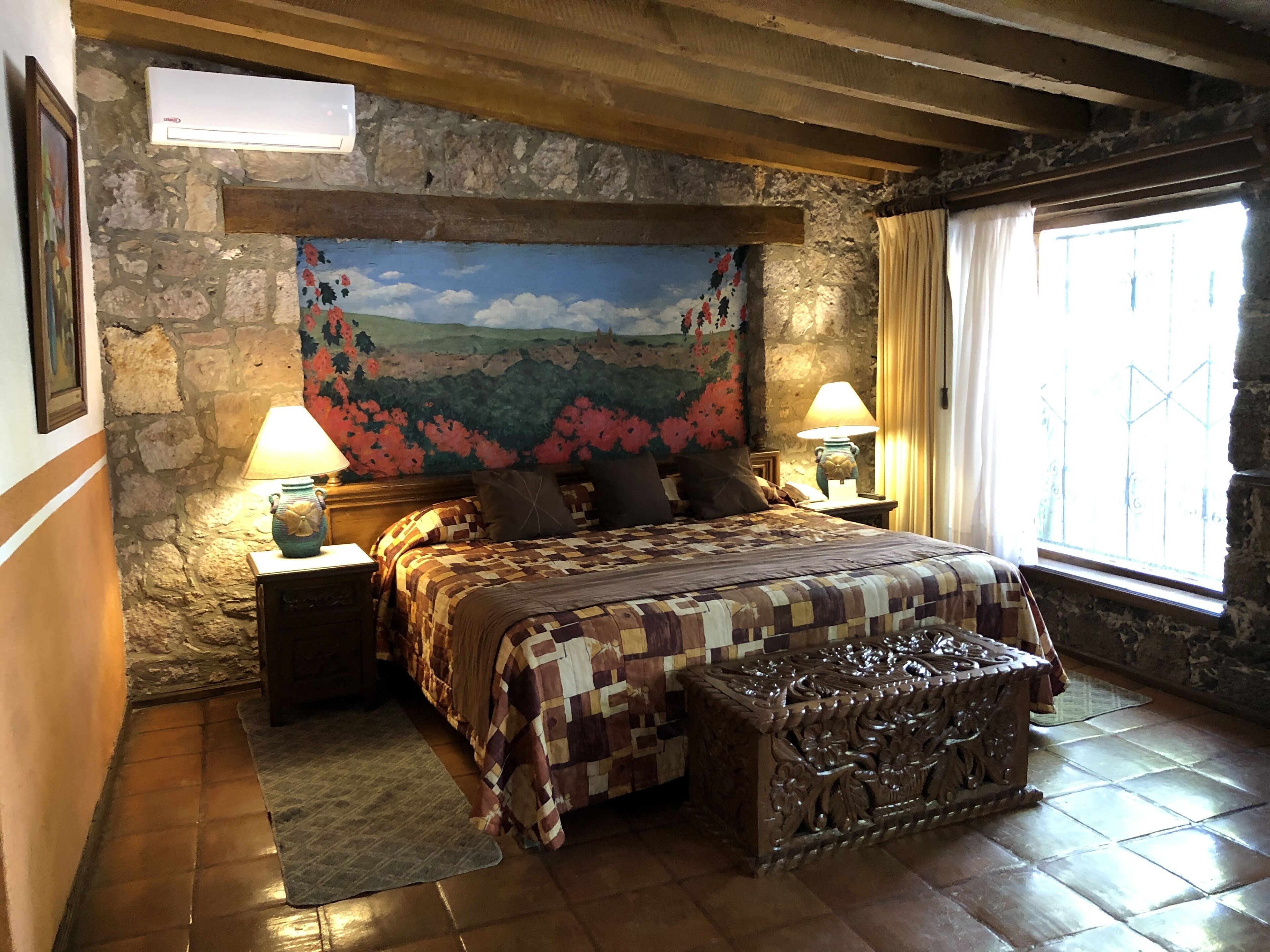 Brankas dan didekorasi berbeda-beda