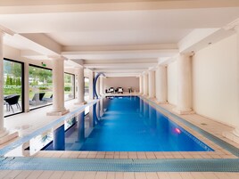 Indoor pool, sun loungers