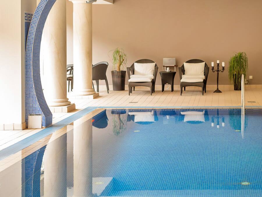 Alberca techada y camastros