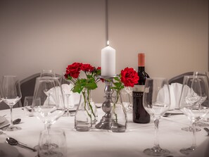 Déjeuner et dîner servis sur place, spécialités Cuisine locale