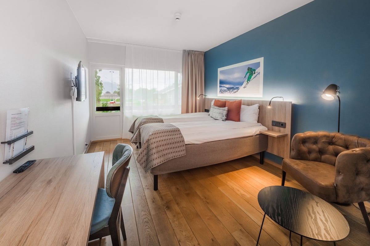 Escritorio, wifi gratis, ropa de cama y despertador