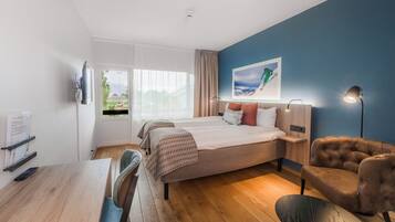 Skrivebord, wi-fi (inkludert), sengetøy og vekkerklokke