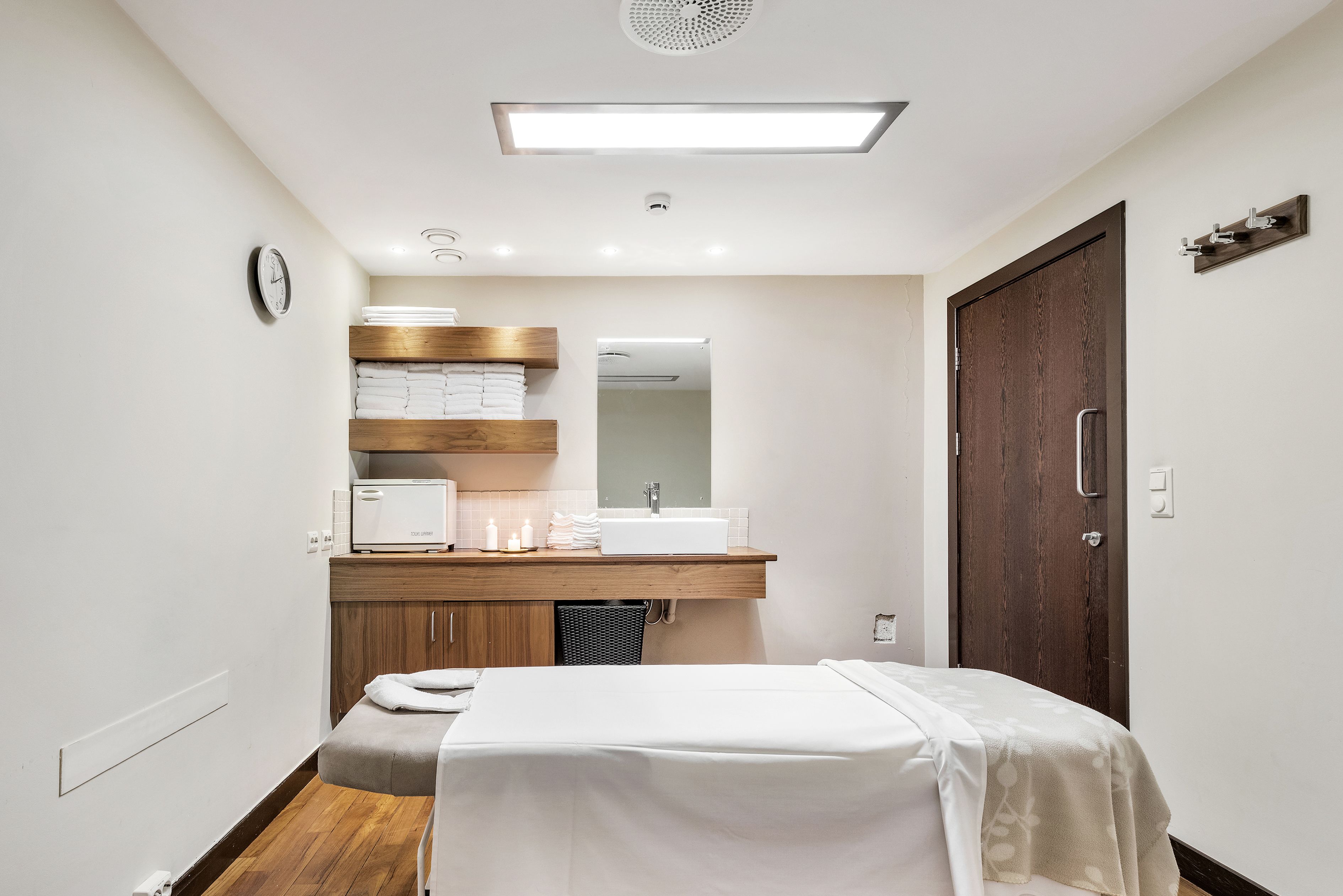 Sauna, hot tub, steam room