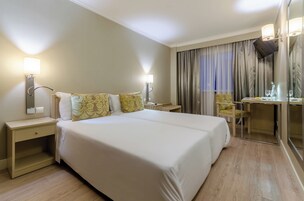 Quarto casal ou duplo | Frigobar, cofres nos quartos, escrivaninha