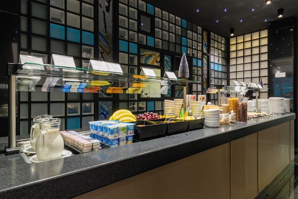 Petit déjeuner buffet (15 EUR par personne)