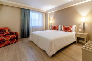 Minibar, in-room safe, desk, laptop workspace - Olissippo Marques de Sa (Lisbon)