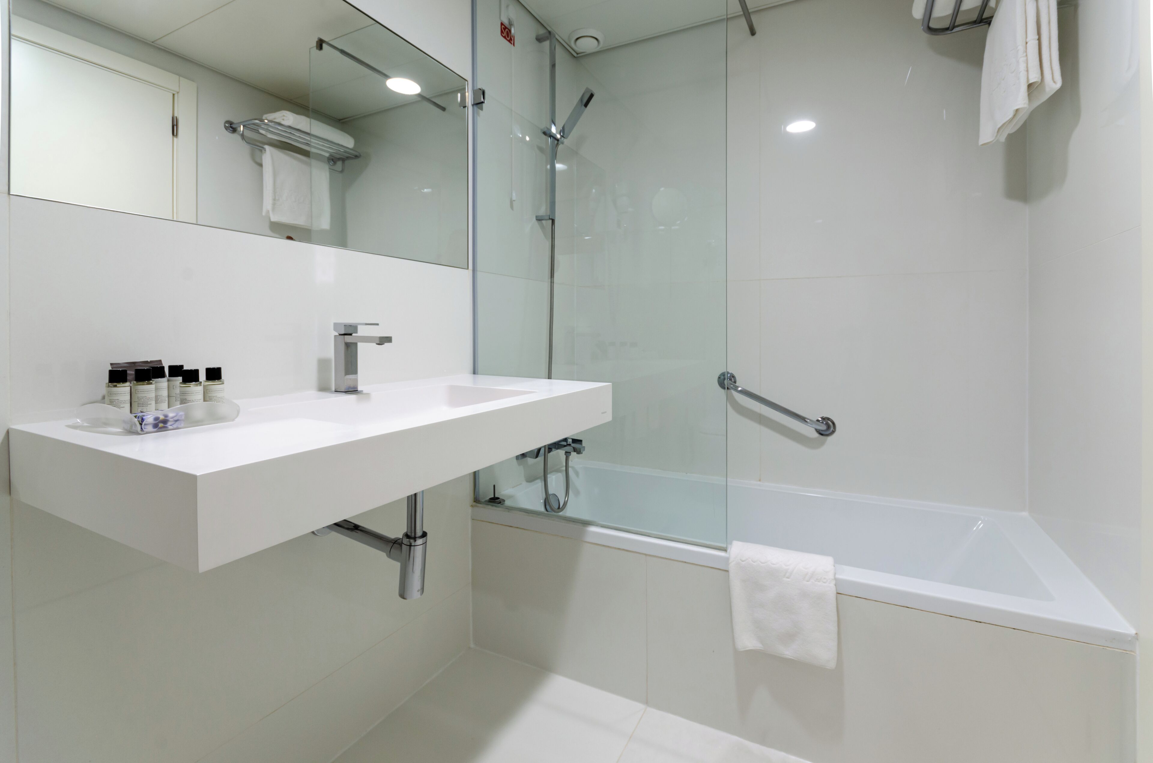 rainfall showerhead, free toiletries, hair dryer, towels