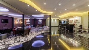A modern hotel lobby with a curved ceiling, a bar area, and seating arrangements. - Olissippo Marques de Sa (Lisbon)